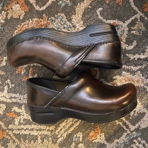 dark brown dansko clogs